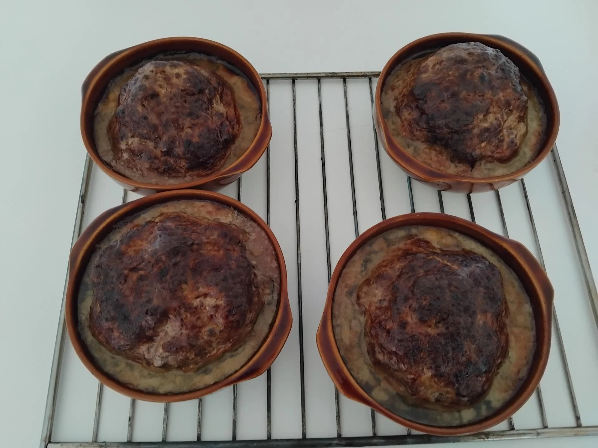 La terrine en bas à gauche.